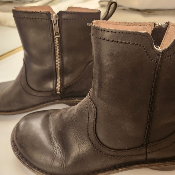 Uggs Women's Black Ankle Boots - Picture 8 of 11